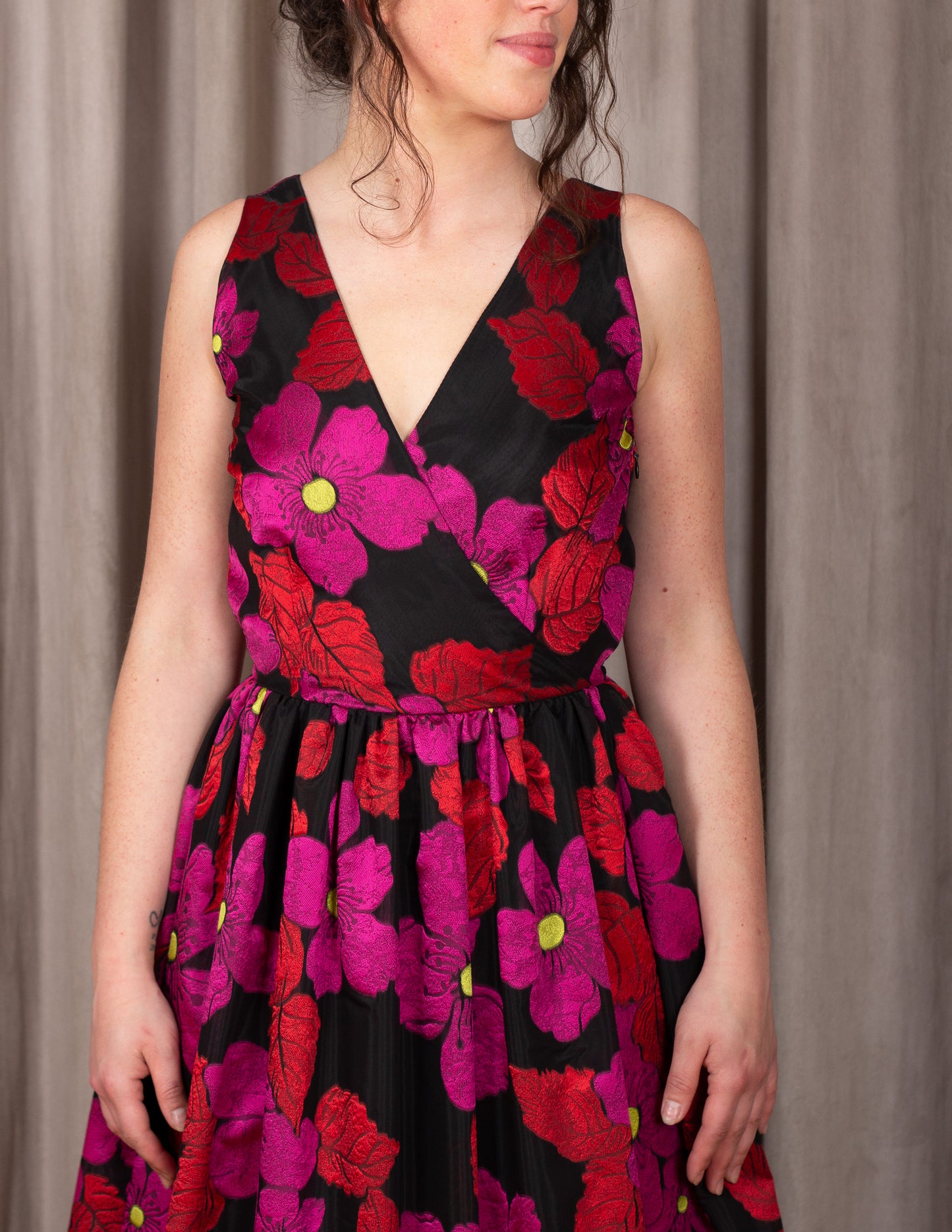 Vestido Vermelho c/ Rosa Flores
